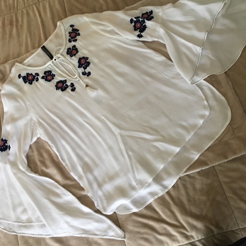 NWOT white bell sleeve boho blouse w/floral trim